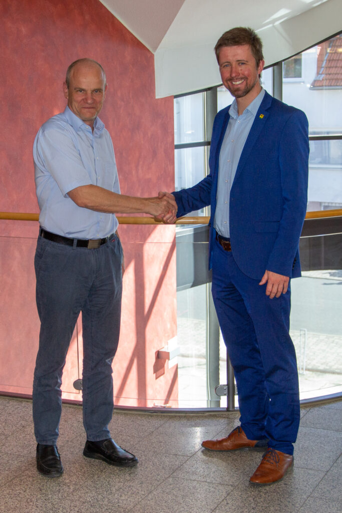 Bürgermeister Dr. Daniel Faßhauer und RWL- und Stadtwerke-Geschäftsführer Olaf Stobbe reichen sich beim gemeinsamen Treffen im Dörnberger Rathaus die Hand.